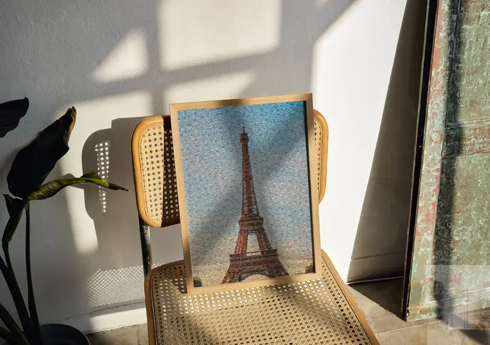 Fotomosaico della Torre Eiffel in cornice di legno su una sedia in paglia di Vienna, un regalo per chi ama Parigi