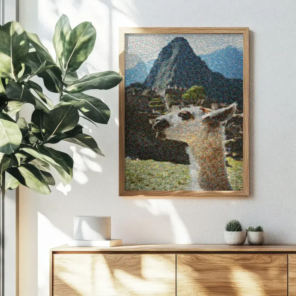 Fotomosaico incorniciato con lama a Machu Picchu sopra una credenza, un ricordo di viaggio da regalare agli amici